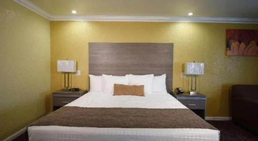 Bed in Best Western Hanford Inn