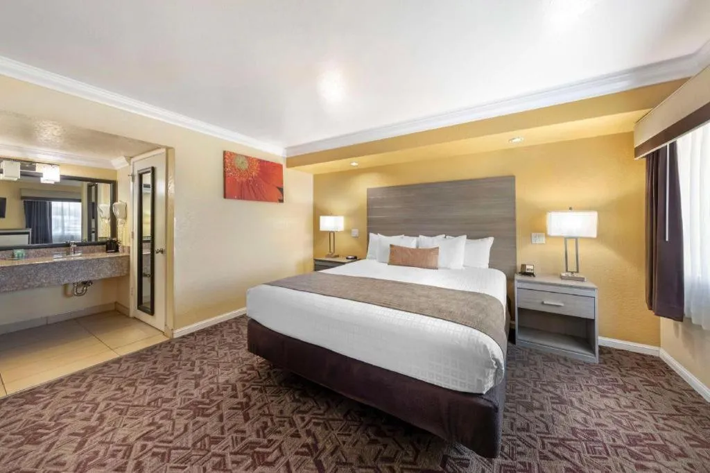 Bed in Best Western Hanford Inn