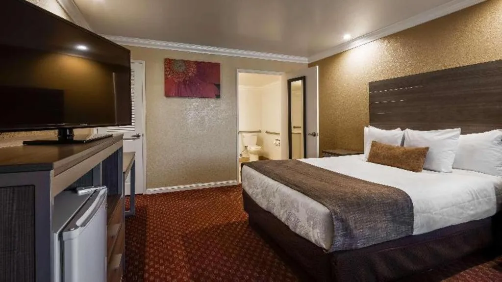 Bed in Best Western Hanford Inn