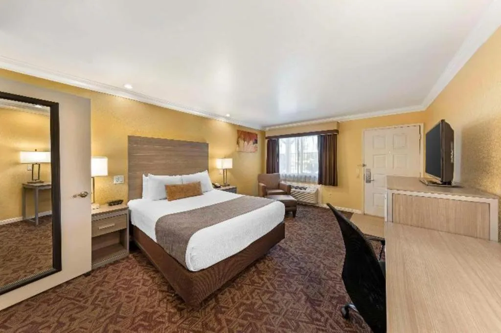 Bed in Best Western Hanford Inn