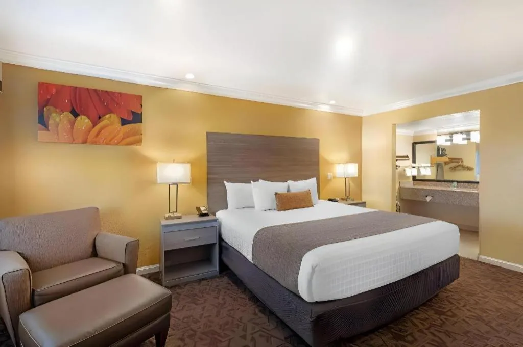 Bed in Best Western Hanford Inn