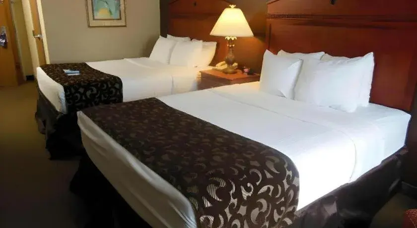 Bed in Best Western Manhattan Inn Bed in Best Western Manhattan Inn