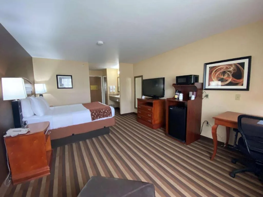 Bed in Best Western Manhattan Inn