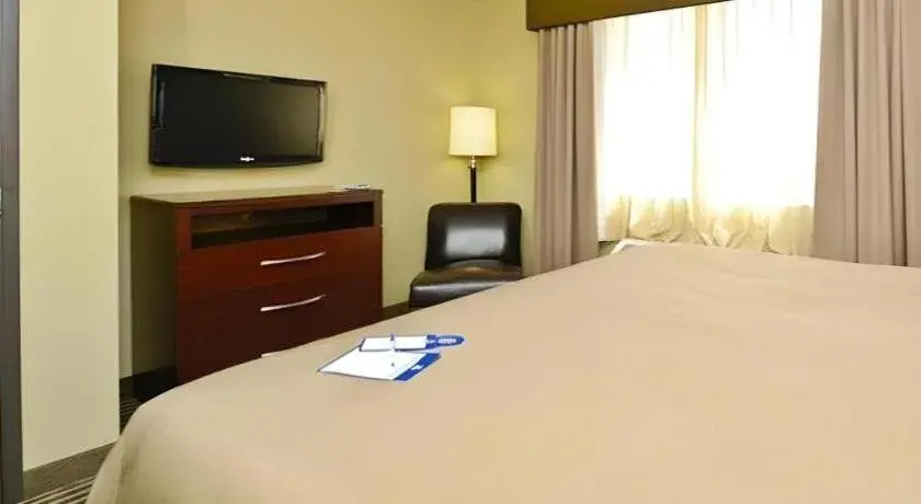 Bed in Best Western Plus Olathe Hotel Bed in Best Western Plus Olathe Hotel