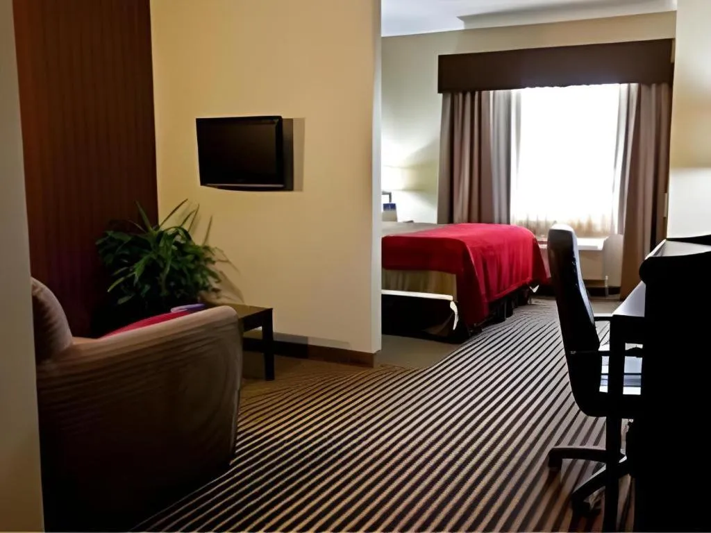 Bed in Best Western Plus Olathe Hotel