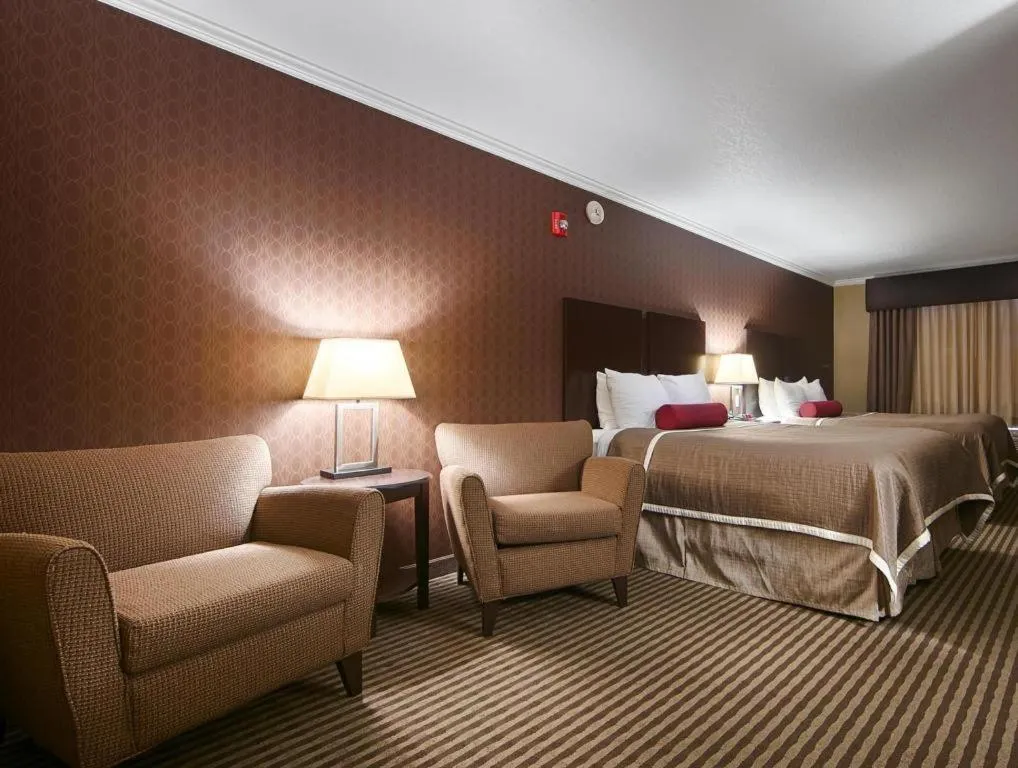 Bed in Best Western Plus Olathe Hotel