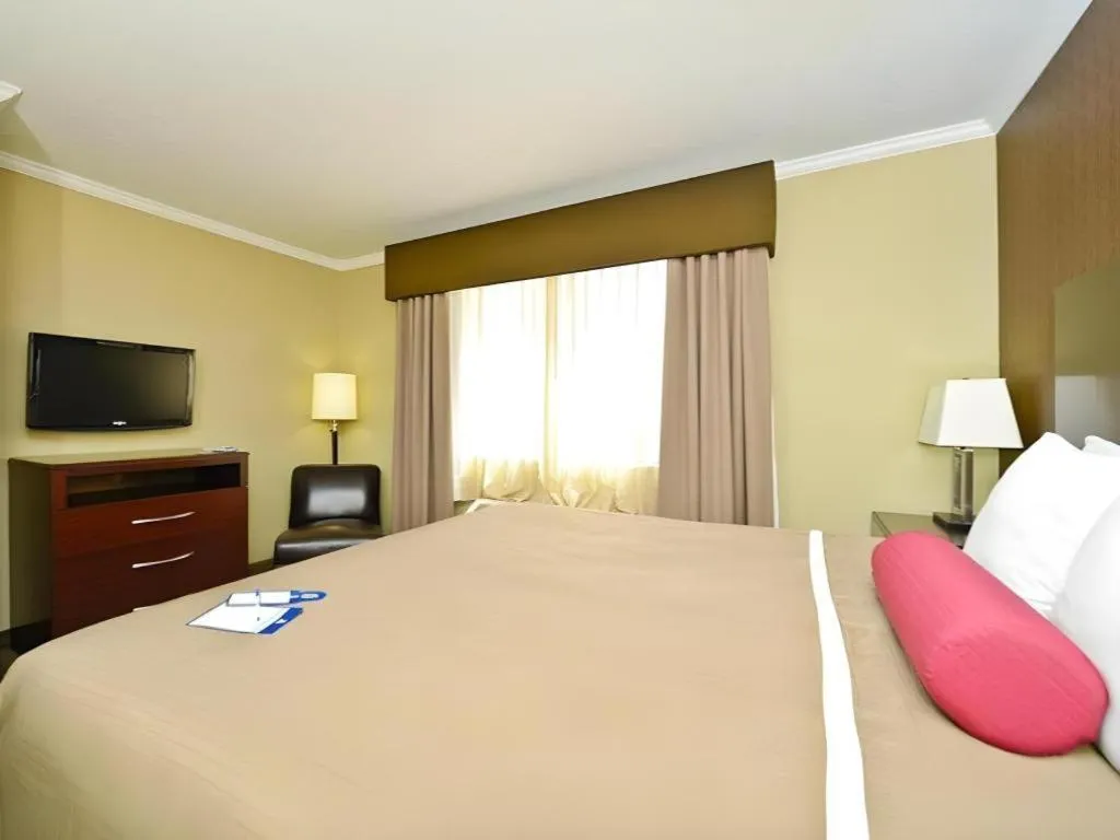 Bed in Best Western Plus Olathe Hotel