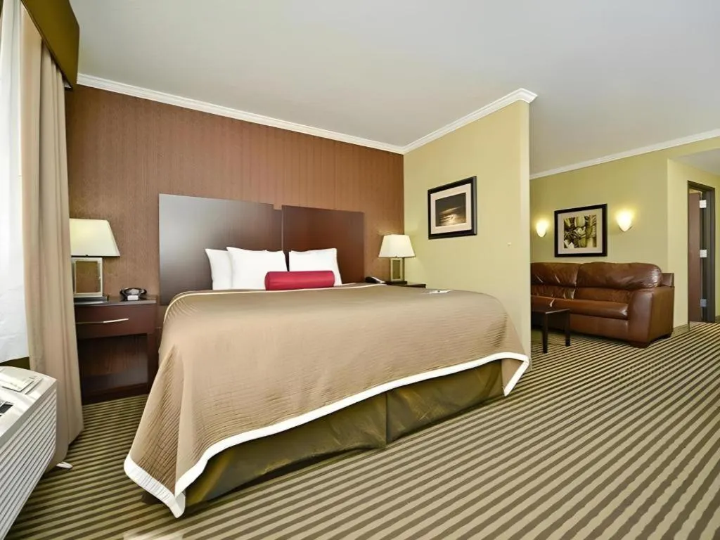 Bed in Best Western Plus Olathe Hotel