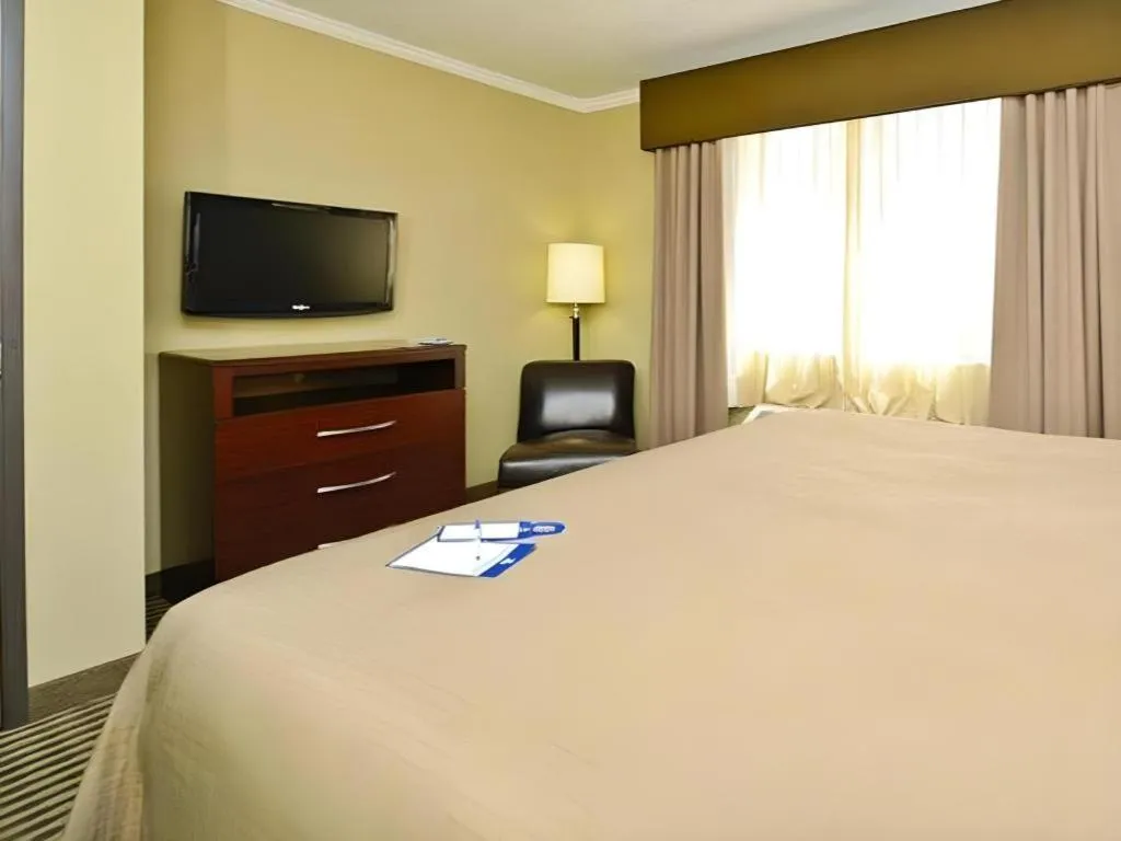 Bed in Best Western Plus Olathe Hotel