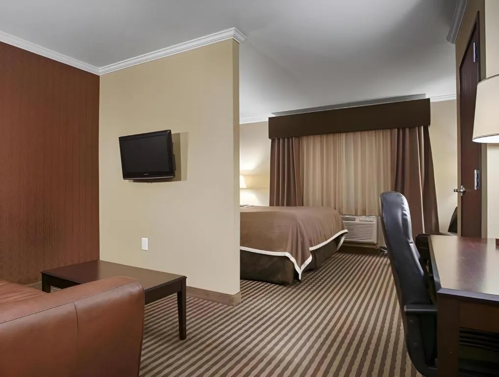 Bed in Best Western Plus Olathe Hotel