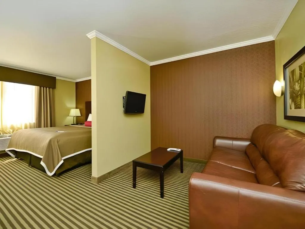 Bed in Best Western Plus Olathe Hotel