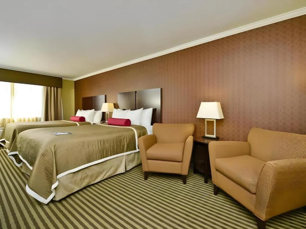 Bed in Best Western Plus Olathe Hotel