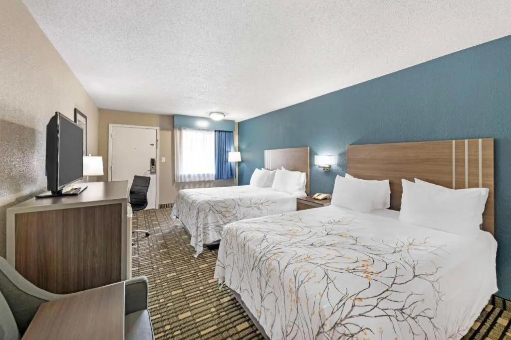 Bed in Best Western Post Oak Inn