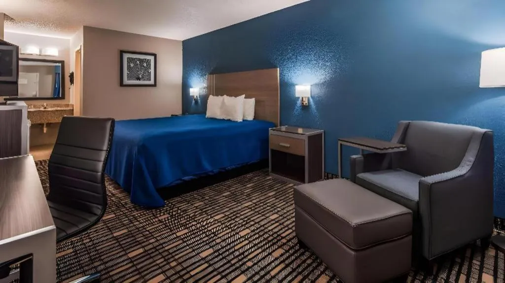 Bed in Best Western Post Oak Inn