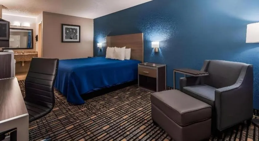 Bed in Best Western Post Oak Inn