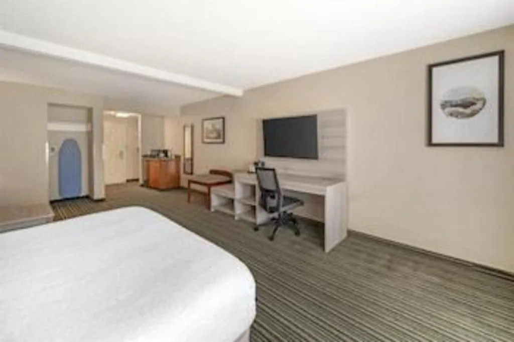 Bed in Best Western Plus Twin View Inn & Suites