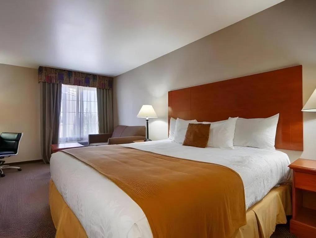 Bed in Best Western Plus Twin View Inn & Suites