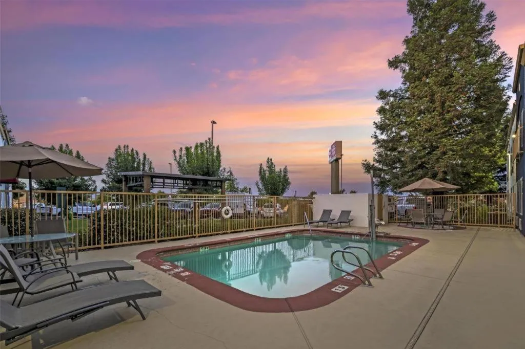 Best Western Plus Twin View Inn & Suites