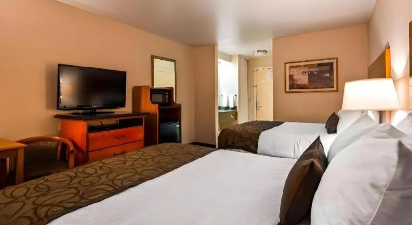 Bed in Best Western Plus Twin View Inn & Suites