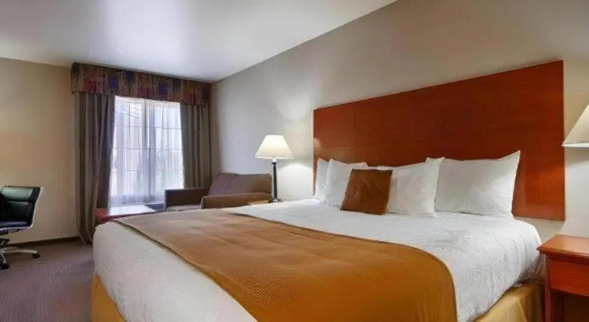 Bed in Best Western Plus Twin View Inn & Suites