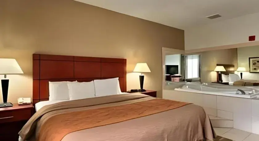 Bed in Comfort Inn & Suites University South Bed in Comfort Inn & Suites University South
