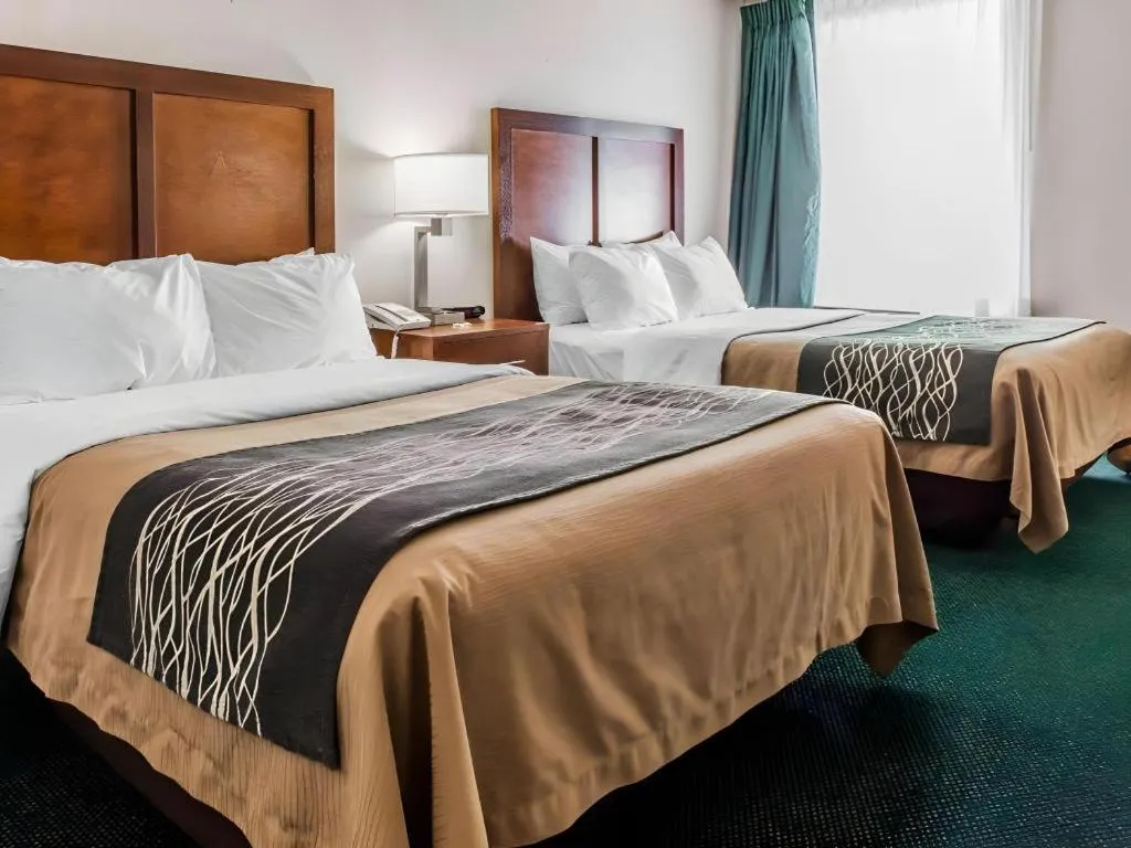 Bed in Quality Inn Waynesburg - Morrisville