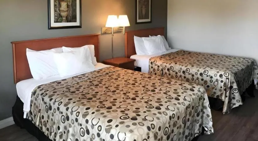 Bed in Quality Inn Waynesburg - Morrisville