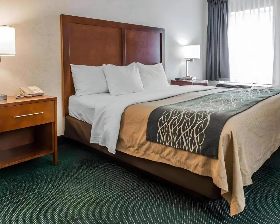 Bed in Quality Inn Waynesburg - Morrisville