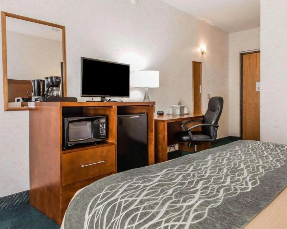 Bed in Quality Inn Waynesburg - Morrisville