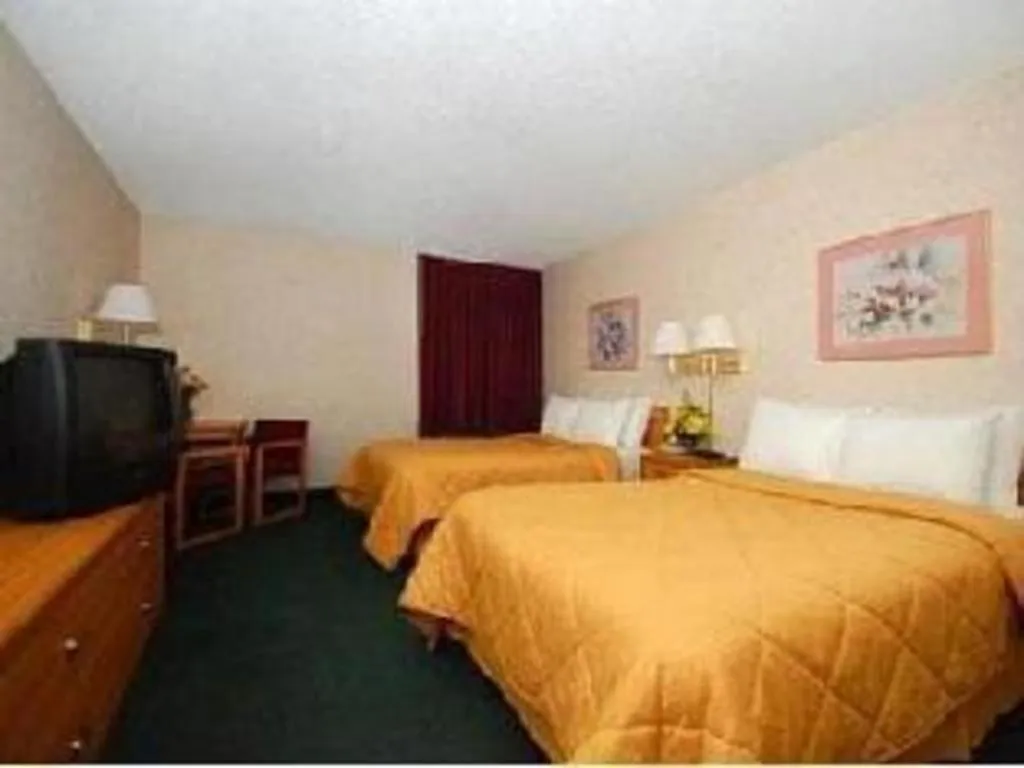 Bed in Quality Inn Waynesburg - Morrisville