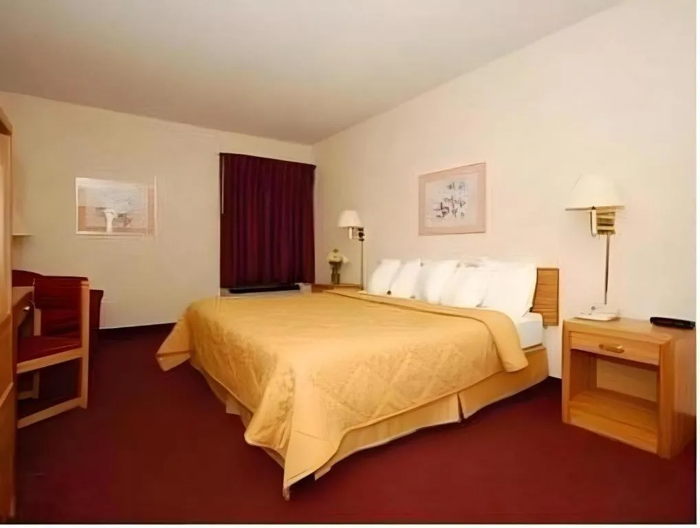 Bed in Quality Inn Waynesburg - Morrisville