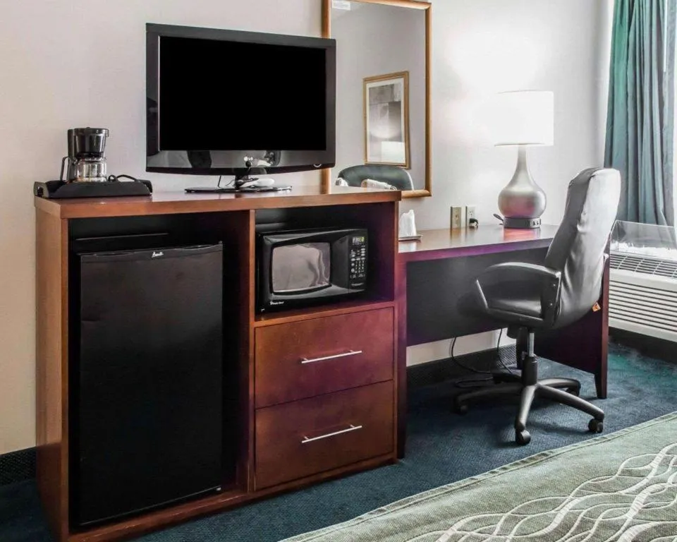 Bed in Quality Inn Waynesburg - Morrisville