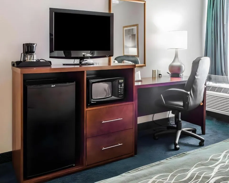 Bed in Quality Inn Waynesburg - Morrisville