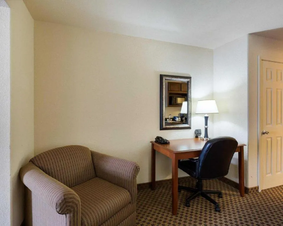 Quality Suites Huntsville Near University