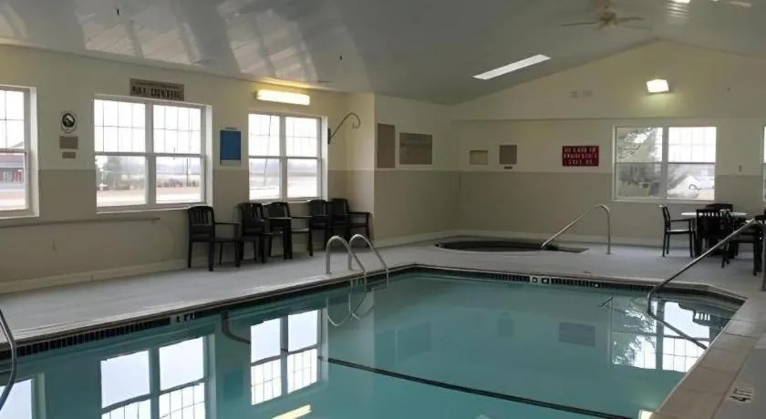Country Inn & Suites by Radisson, Dundee, MI