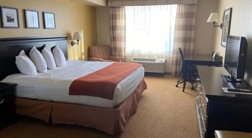 Bed in Country Inn & Suites by Radisson, Dundee, MI