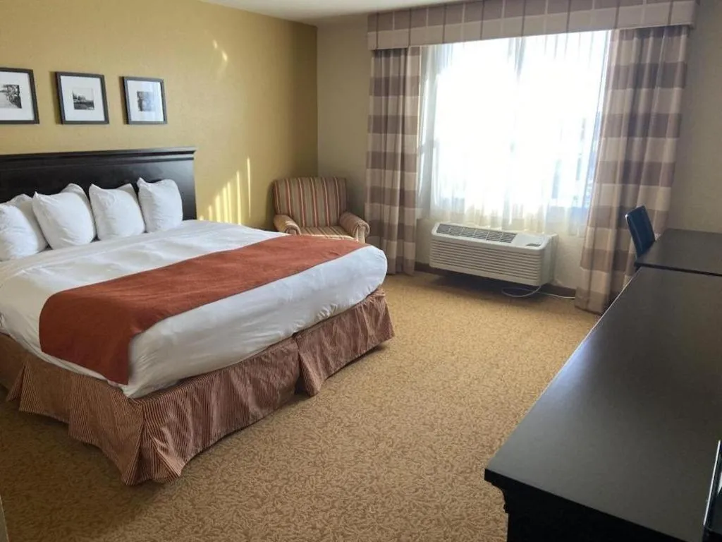Bed in Country Inn & Suites by Radisson, Dundee, MI