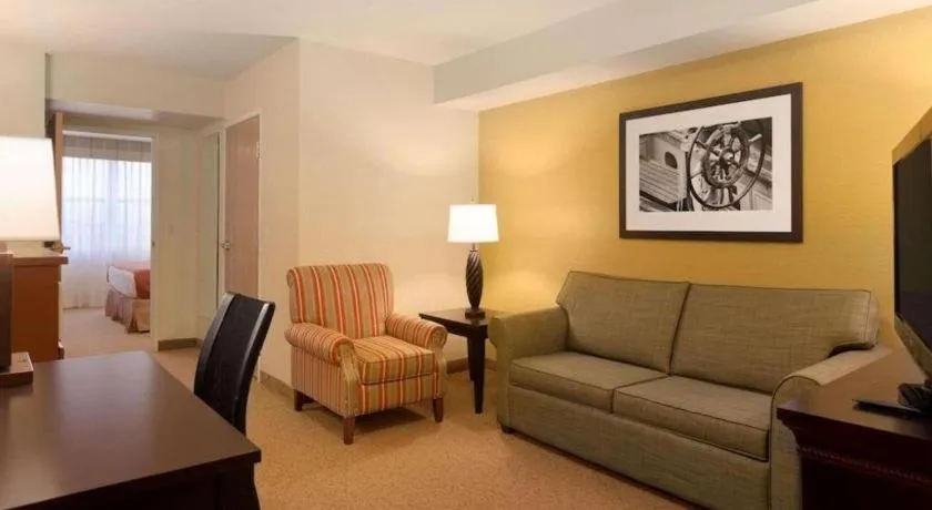 Country Inn & Suites by Radisson, Dundee, MI