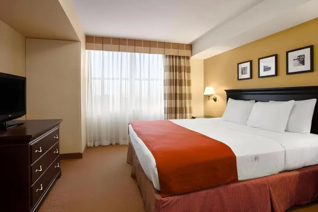Bed in Country Inn & Suites by Radisson, Dundee, MI Bed in Country Inn & Suites by Radisson, Dundee, MI