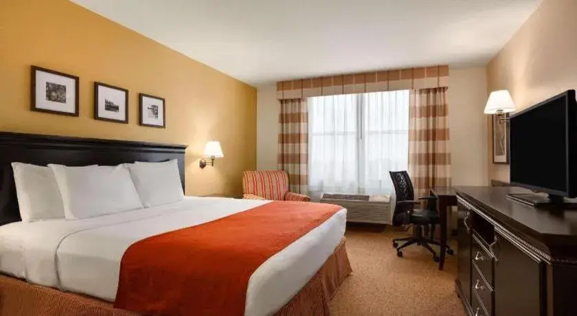 Bed in Country Inn & Suites by Radisson, Dundee, MI Bed in Country Inn & Suites by Radisson, Dundee, MI