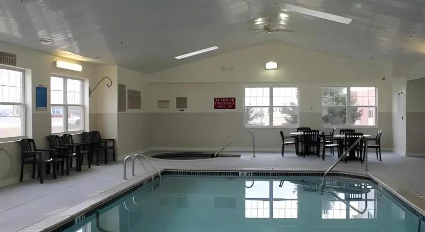 Country Inn & Suites by Radisson, Dundee, MI