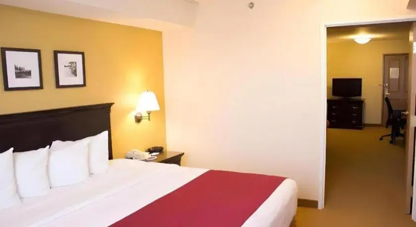 Bed in Country Inn & Suites by Radisson, Dundee, MI Bed in Country Inn & Suites by Radisson, Dundee, MI