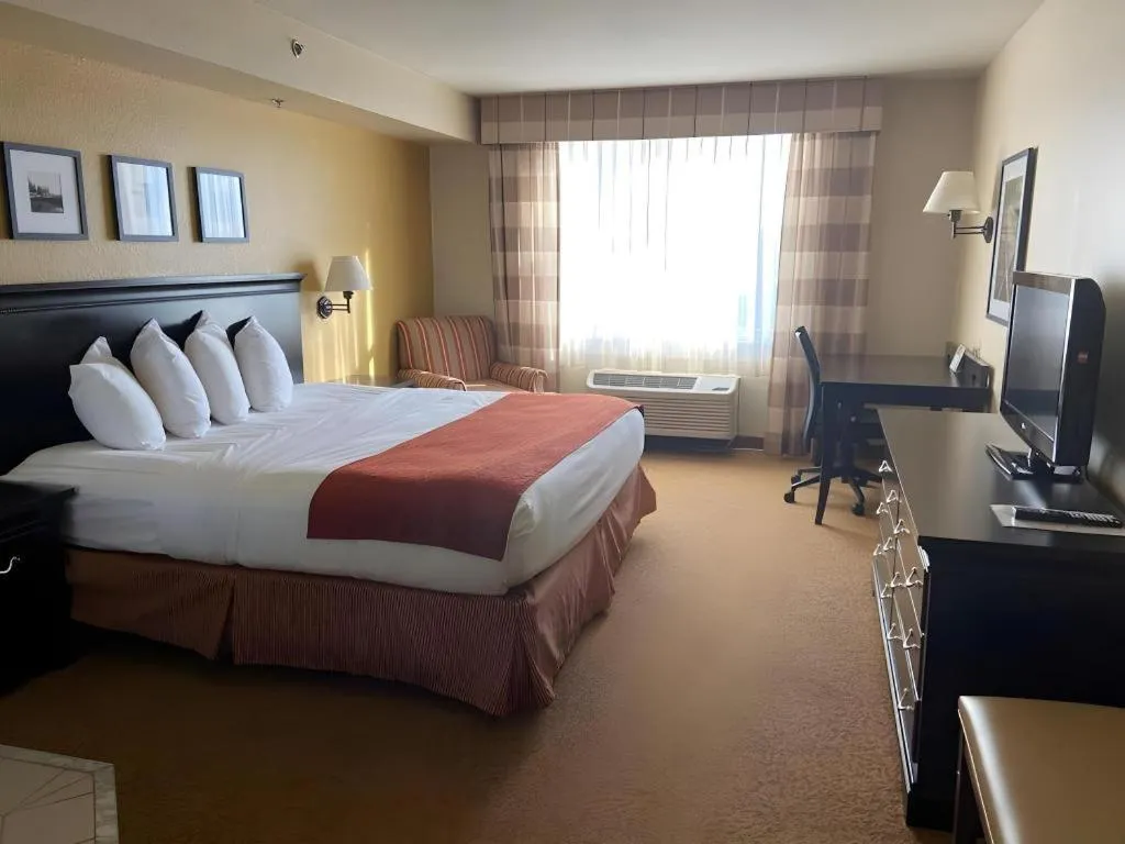 Bed in Country Inn & Suites by Radisson, Dundee, MI