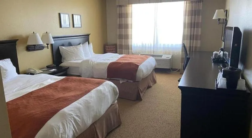 Bed in Country Inn & Suites by Radisson, Dundee, MI