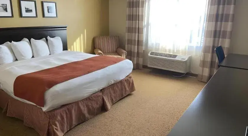 Bed in Country Inn & Suites by Radisson, Dundee, MI Bed in Country Inn & Suites by Radisson, Dundee, MI