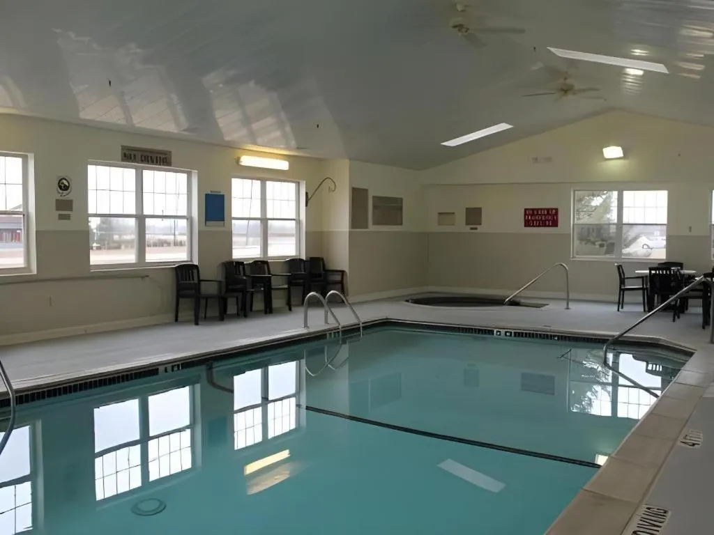 Country Inn & Suites by Radisson, Dundee, MI