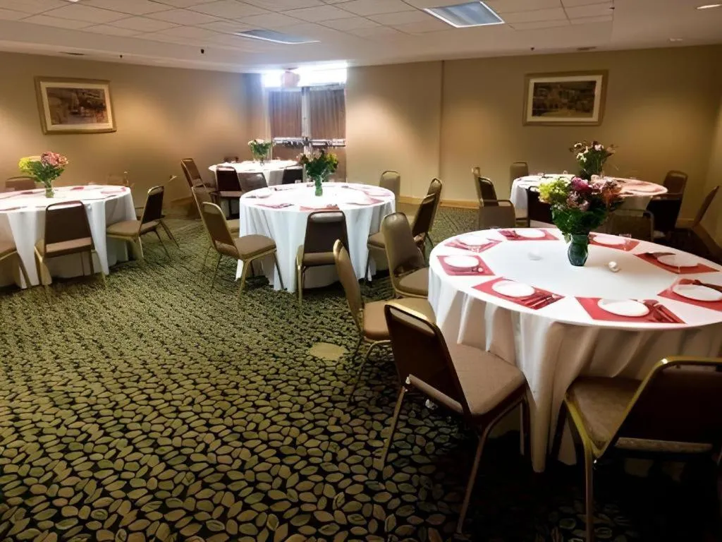 Country Inn & Suites by Radisson, Dundee, MI
