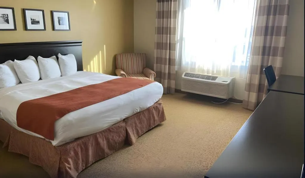Bed in Country Inn & Suites by Radisson, Dundee, MI
