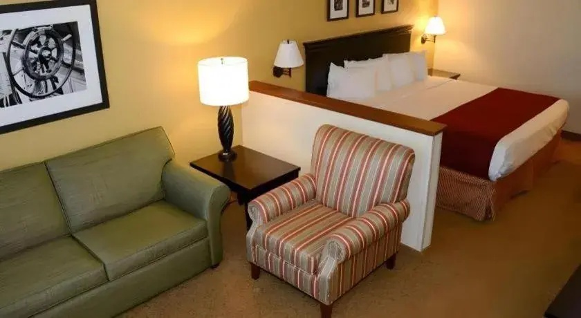 Bed in Country Inn & Suites by Radisson, Dundee, MI Bed in Country Inn & Suites by Radisson, Dundee, MI