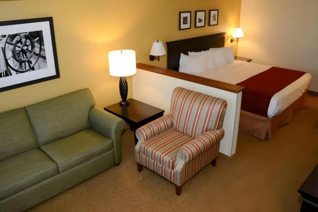 Bed in Country Inn & Suites by Radisson, Dundee, MI